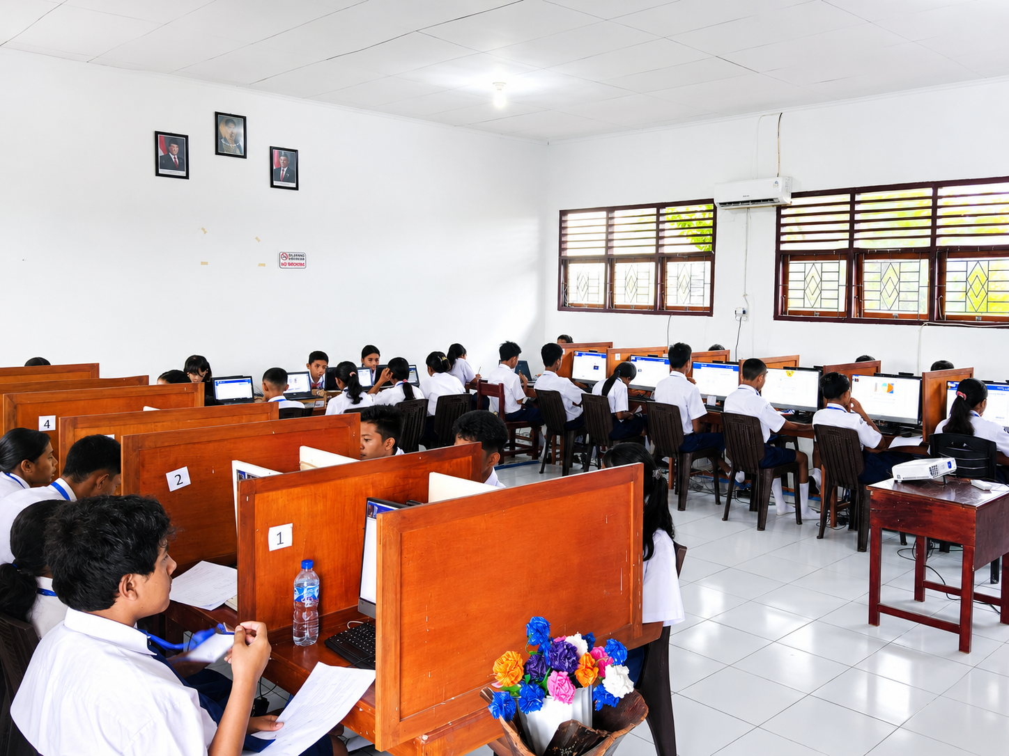 Workshop Literasi Digital dan Pemanfaatan Teknologi untuk Peserta Didik SMP Negeri Tiakur